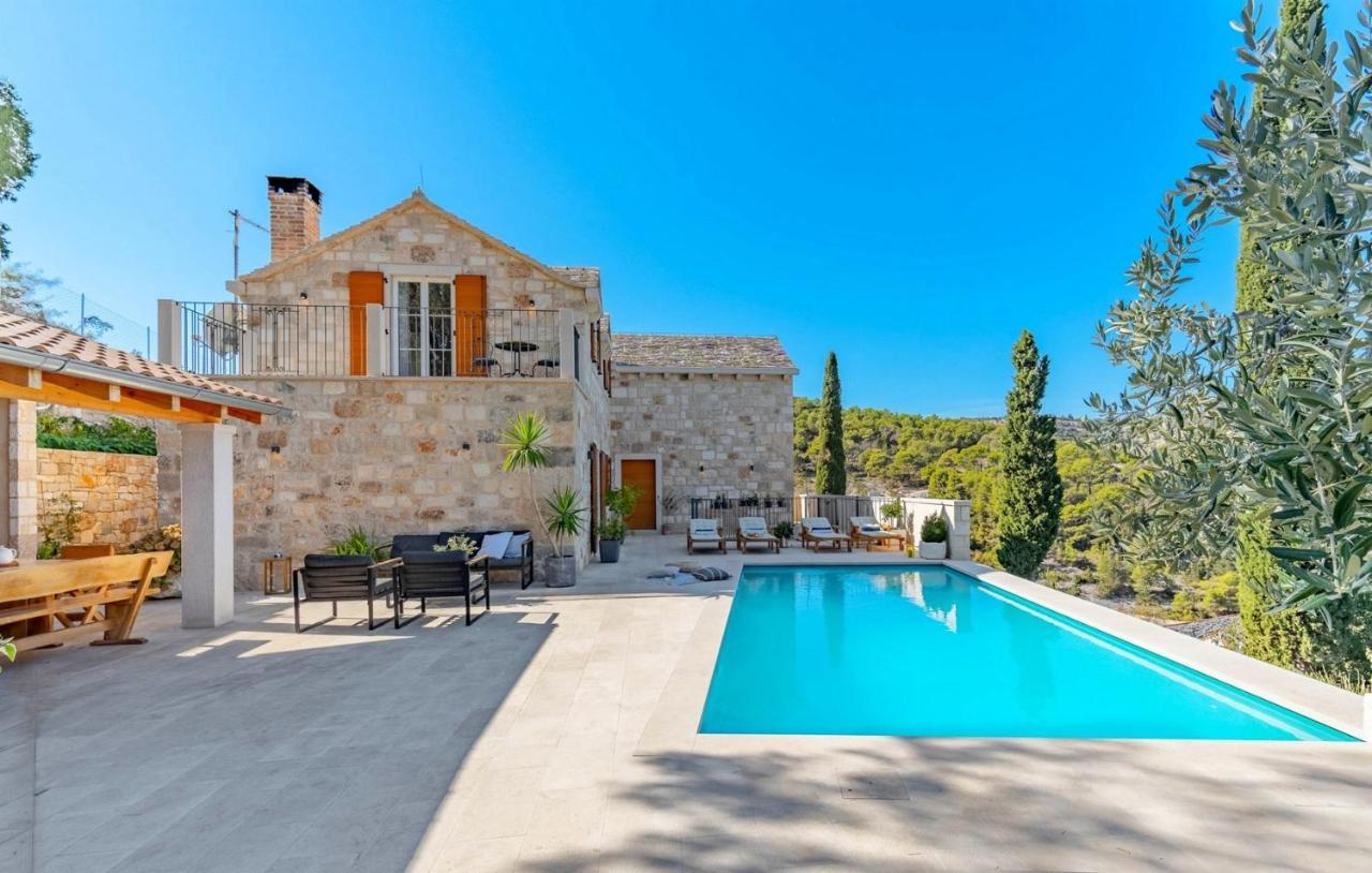 New Villa Ani! Traditional And Luxurious 4-Bedroom Villa With Heated Pool And Sea Views Postira Zewnętrze zdjęcie