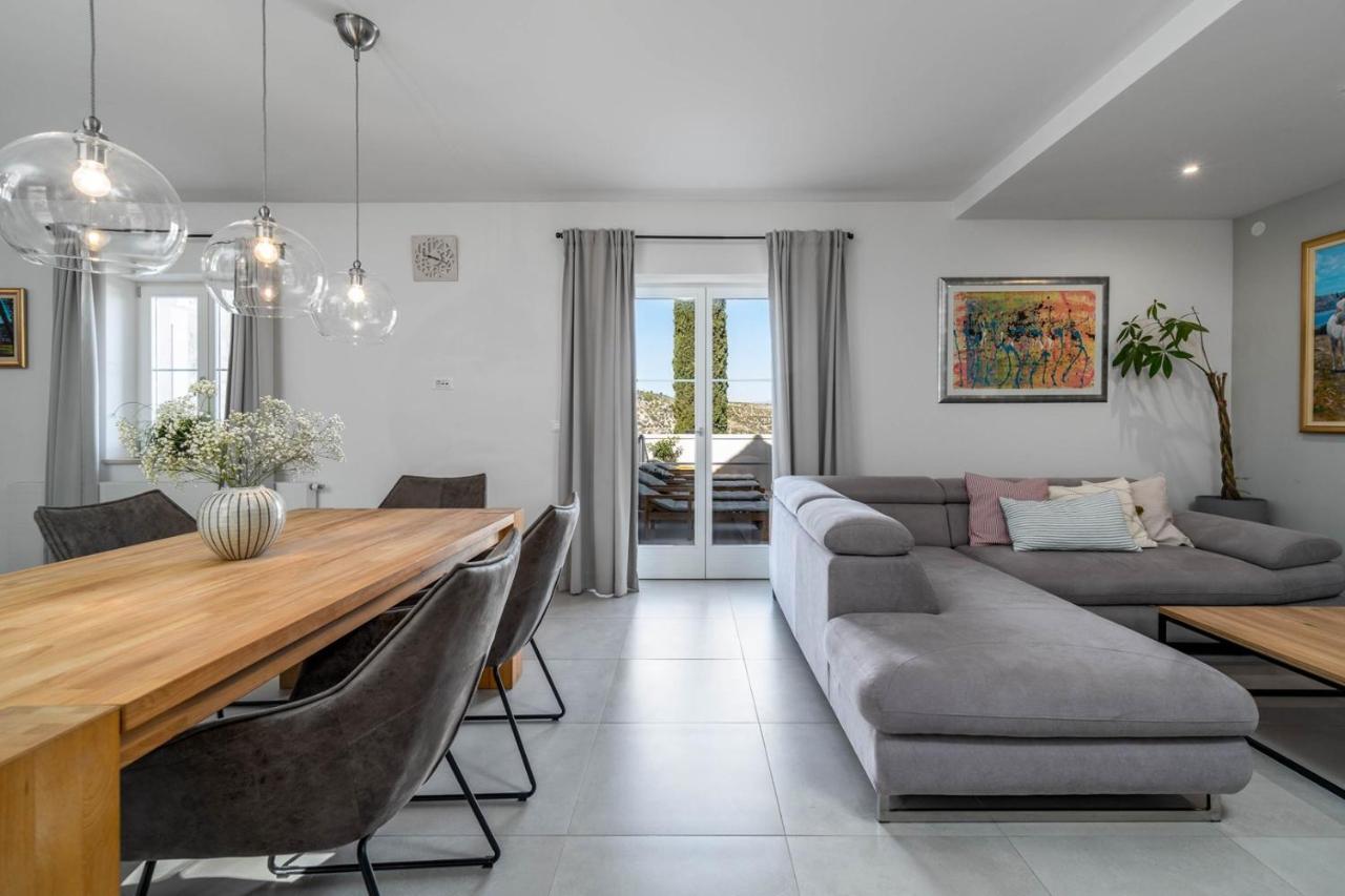 New Villa Ani! Traditional And Luxurious 4-Bedroom Villa With Heated Pool And Sea Views Postira Zewnętrze zdjęcie