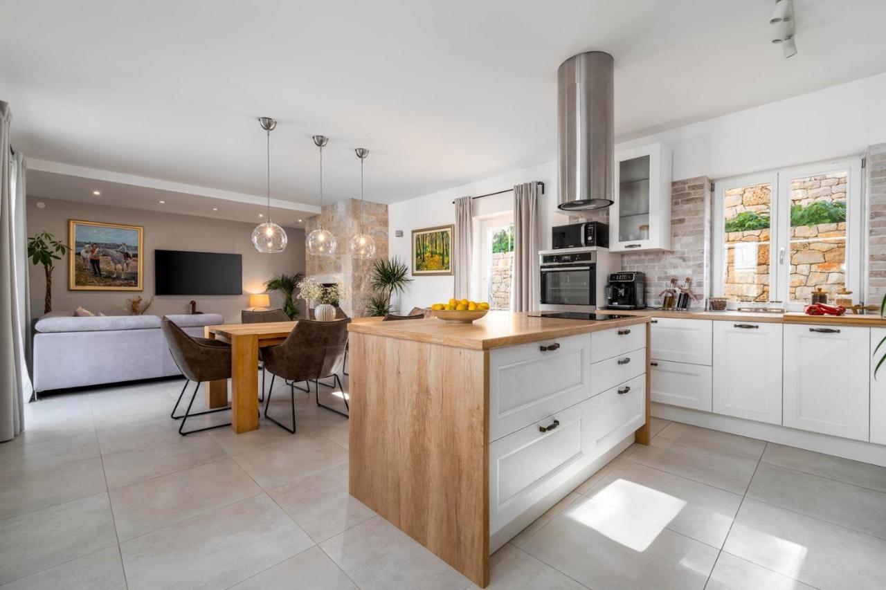 New Villa Ani! Traditional And Luxurious 4-Bedroom Villa With Heated Pool And Sea Views Postira Zewnętrze zdjęcie