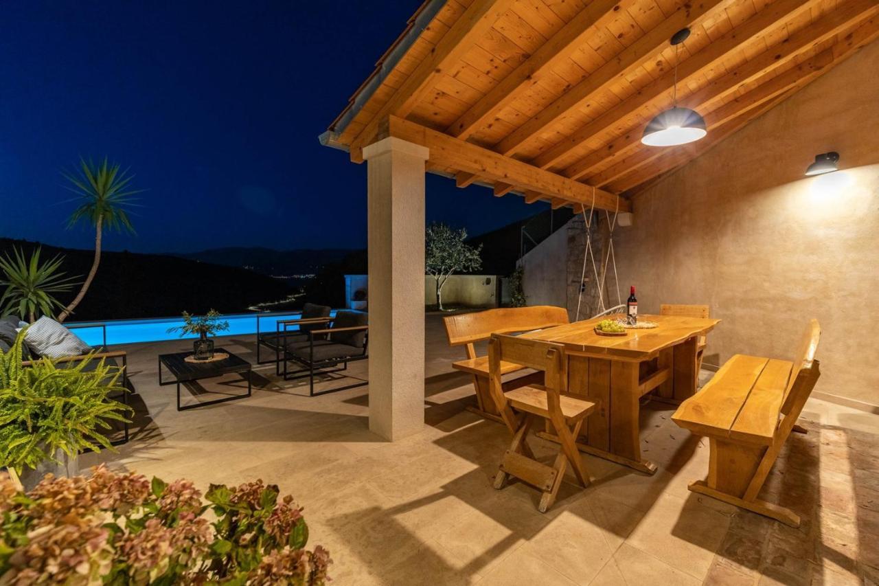 New Villa Ani! Traditional And Luxurious 4-Bedroom Villa With Heated Pool And Sea Views Postira Zewnętrze zdjęcie